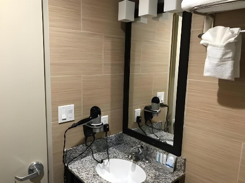 Days Inn by Wyndham Brooklyn Borough Park image 5